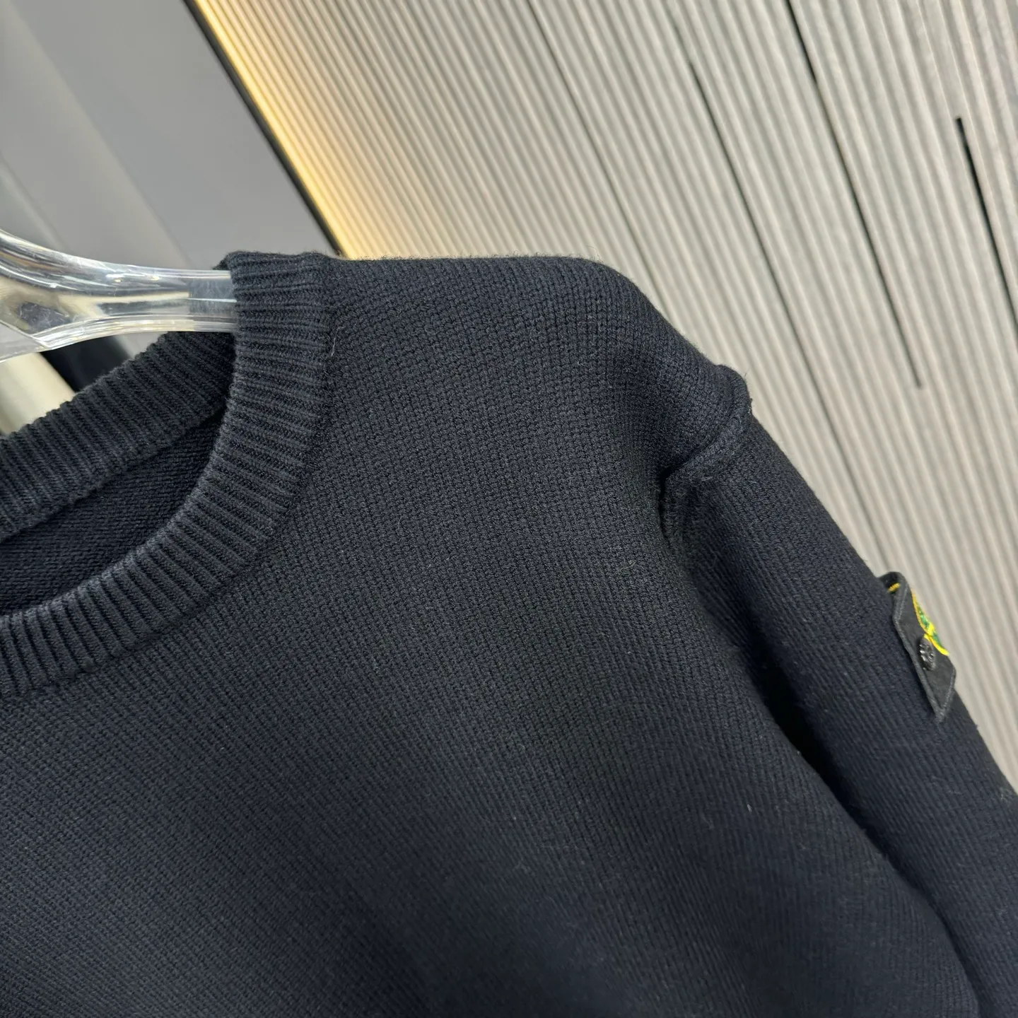 🅿️310 Stone Island 25FW crew neck sweater is made of top-grade cashmere yarn. The new autumn and winter Oblique jacquard knitted cashmere sweater adopts a double-sided wearable design and is made of high-quality cashmere material. After fine weaving process, it presents a soft and comfortable touch and excellent thermal performance. The iconic Oblique jacquard pattern is perfectly presented through precision knitting technology. It can be worn on both sides, showing different style charms. The round neck design is simple and elegant, suitable for various matching occasions. Exquisite knitting technology ensures that the clothes are not easily deformed and remain crisp and long-lasting. The double-sided design concept reflects LV's perfect balance of practicality and fashion. Each sweater undergoes strict quality inspection to ensure that the quality meets the brand's consistently high standards. This knitted item combines warmth and style, making it an exquisite addition to your autumn and winter wardrobe. Size:S/M/L/XL